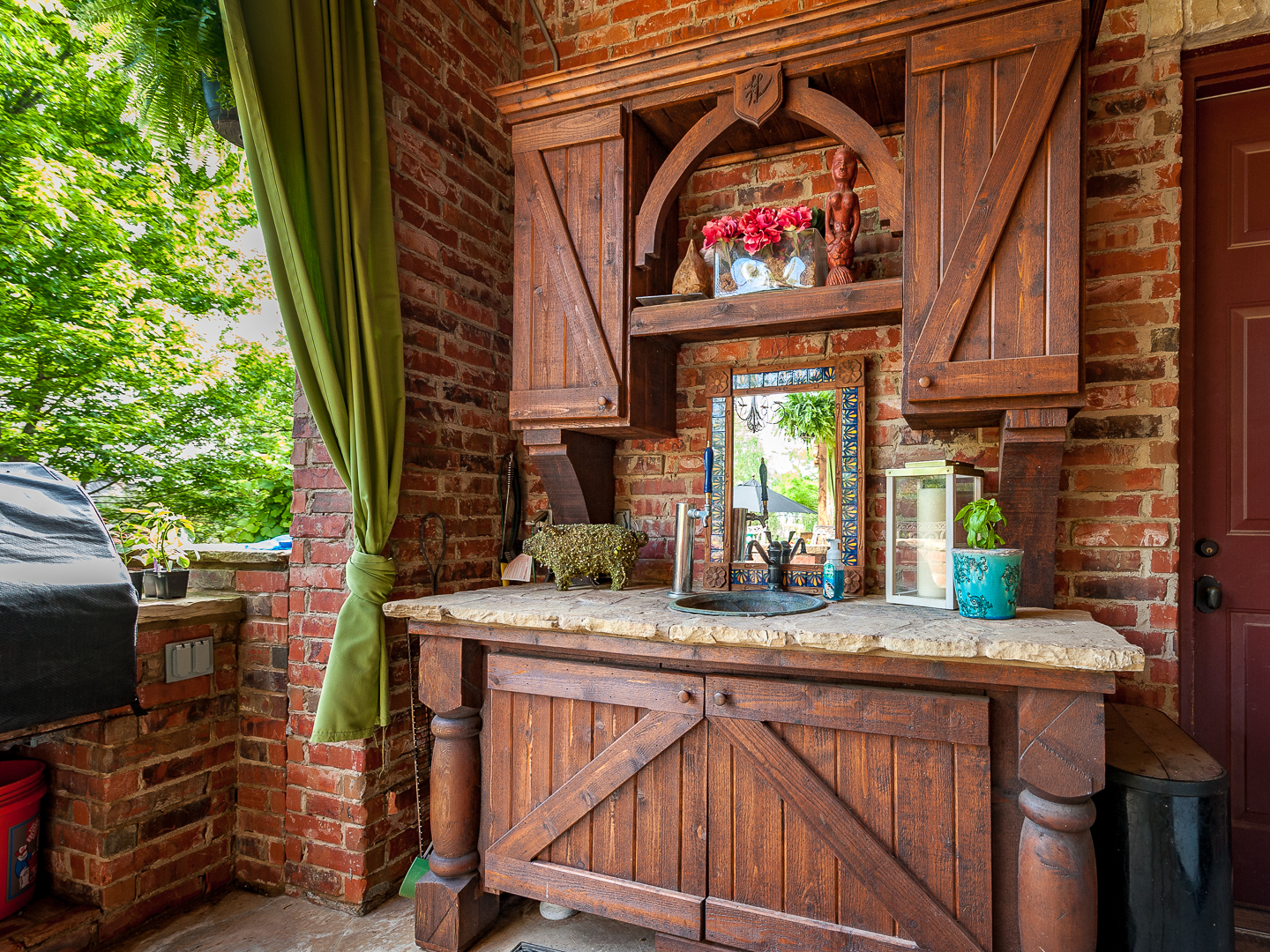 Indoor-Outdoor Entertaining eating space